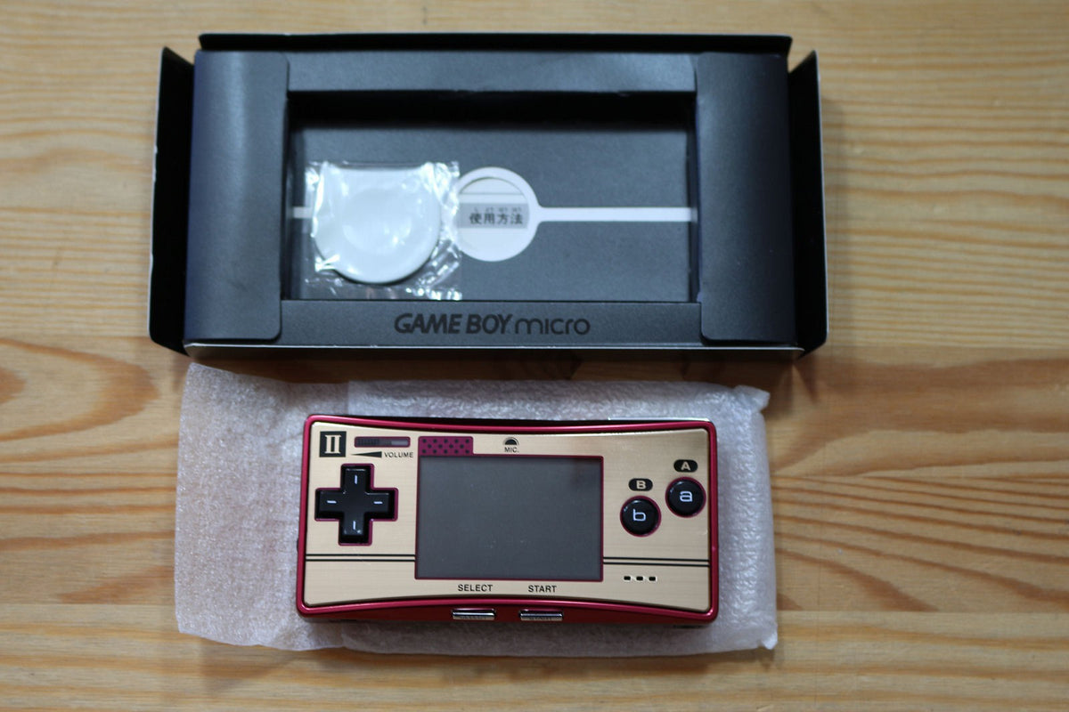 GameBoy Micro - Konsole / Attrappe Famicom Edition CN-FP II / Nintendo Club Faceplate