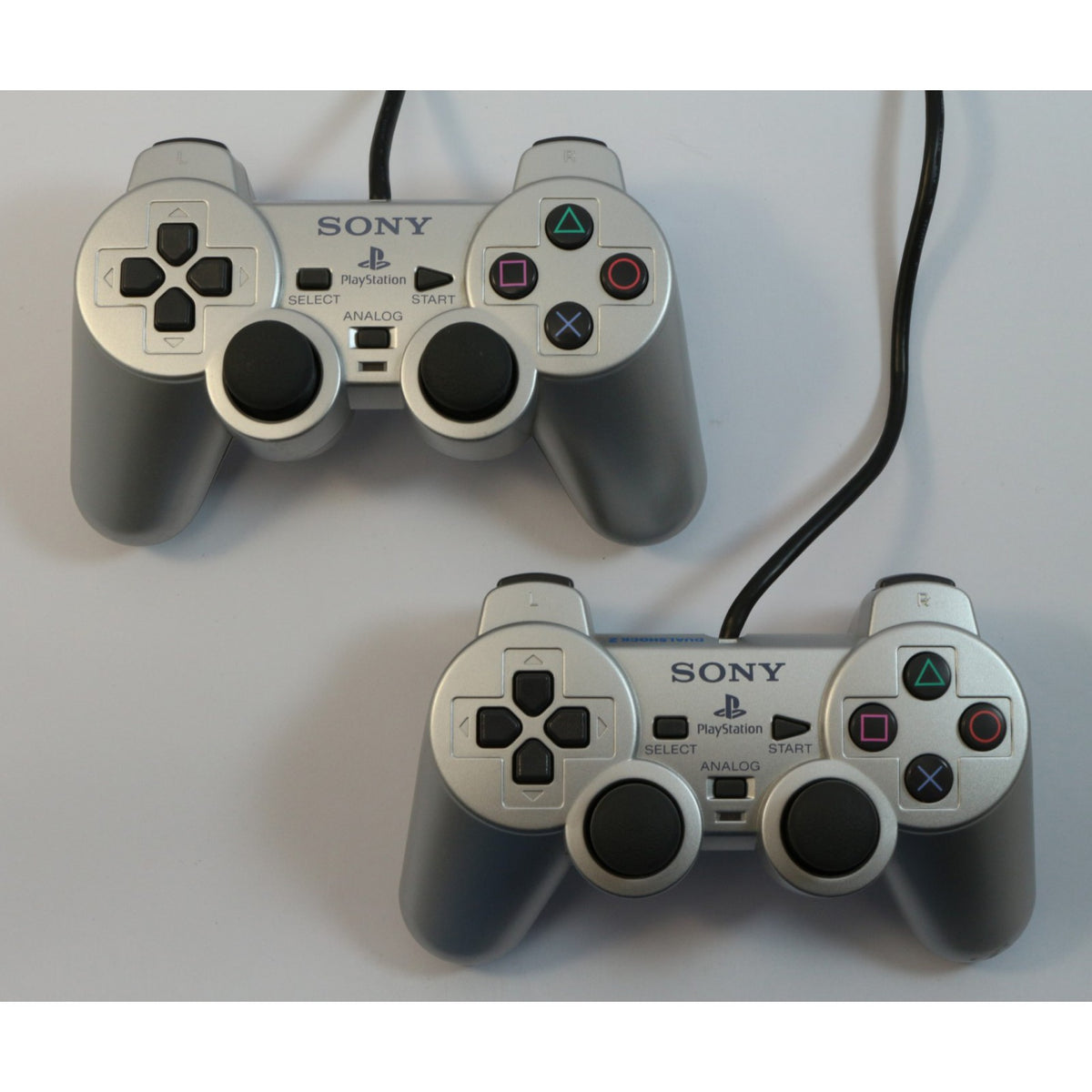 Konsole silber/Picture-Cover + 2 DualShock Controller