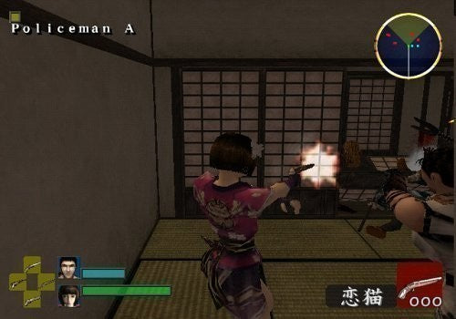 Eine Frau in violettem Kimono schießt mit einer Pistole in einem Raum mit japanischen Schiebetüren.
