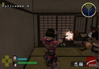 Eine Frau in violettem Kimono schießt mit einer Pistole in einem Raum mit japanischen Schiebetüren.