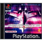 Das Cover von Ace Combat 3: Electrosphere für PS1 zeigt ein Kampfflugzeug, das durch farbige Lichtstreifen fliegt.