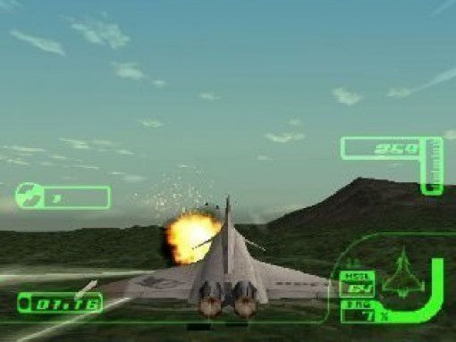 Ein Kampfflugzeug in Ace Combat 3: Electrosphere feuert über einer Landschaft mit Bergen und HUD-Anzeigen.