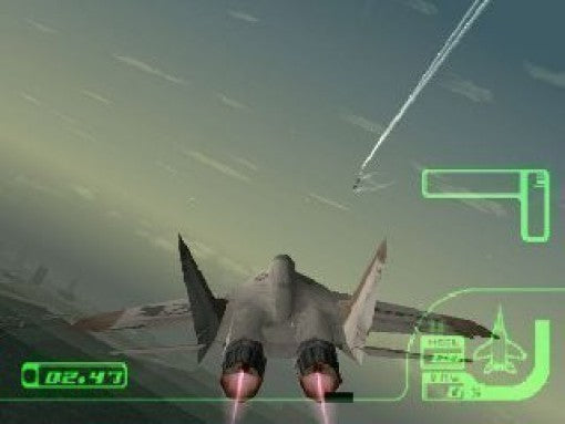 Ein Kampfflugzeug fliegt in Ace Combat 3: Electrosphere mit HUD-Anzeigen und Kondensstreifen am Himmel.