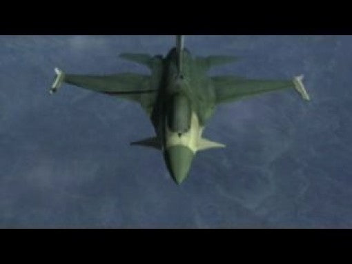 Ein grünes Kampfflugzeug fliegt in Ace Combat 3: Electrosphere von oben gesehen durch den blauen Himmel.