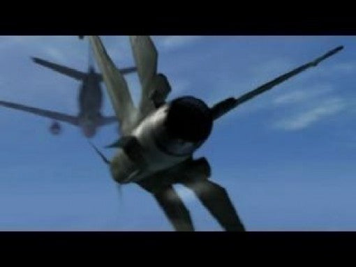 Zwei Kampfflugzeuge sind in Ace Combat 3: Electrosphere am blauen Himmel zu sehen.