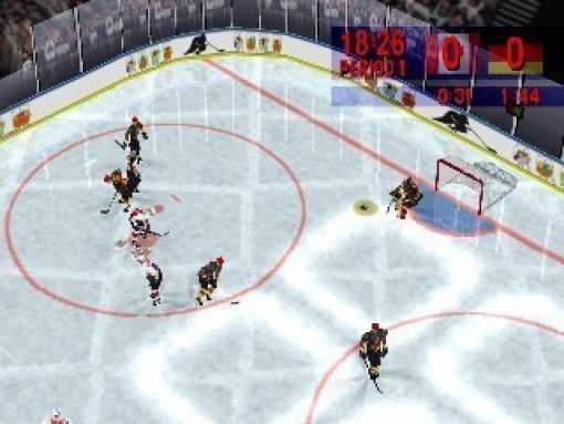 Eine Eishockey-Spielszene zeigt mehrere Spieler auf dem Eis, ein Tor und den Spielstand am oberen Rand.