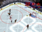 Eine Eishockey-Spielszene zeigt mehrere Spieler auf dem Eis, ein Tor und den Spielstand am oberen Rand.