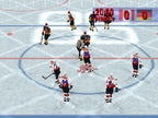 Eine Spielszene zeigt Eishockeyspieler auf dem Eis, die sich zum Bully im Mittelkreis versammeln.