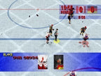 Im Spiel wird eine Strafe für Cross Checking angezeigt, während Spieler auf dem Eis stehen.