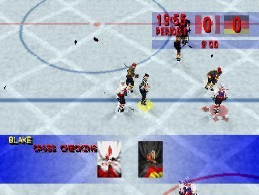 Im Spiel wird eine Strafe für Cross Checking angezeigt, während Spieler auf dem Eis stehen.