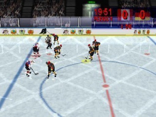 Eine Spielszene zeigt mehrere Eishockeyspieler im Zweikampf vor dem Tor auf dem Eis.