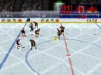 Eine Spielszene zeigt mehrere Eishockeyspieler im Zweikampf vor dem Tor auf dem Eis.