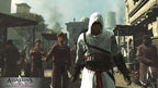 Altaïr steht in einer Menschenmenge auf einem Marktplatz und blickt nach vorne.