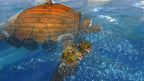 Ein kleines Boot fährt auf blauem Wasser neben einer großen, hölzernen Insel.