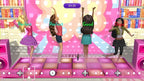 Eine Tanzszene aus Barbie: Dreamhouse Party zeigt vier Freundinnen auf einer pinken Tanzfläche.