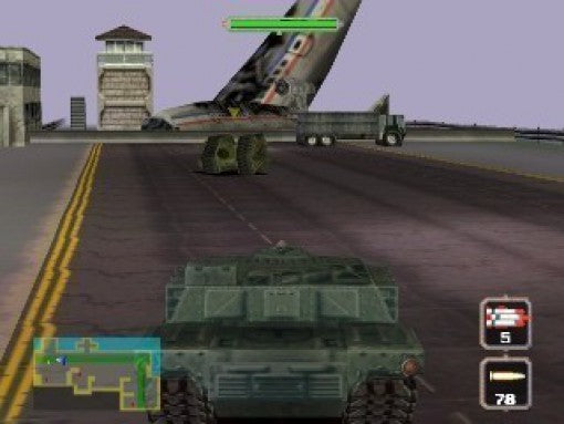Ein grüner Panzer fährt auf einer Landebahn, im Hintergrund ist ein großes Flugzeugwrack zu sehen.