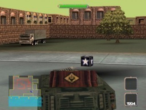 Ein Panzer fährt auf eine Power-Up-Box mit Stern zu, im Hintergrund ist eine Festungsmauer zu sehen.