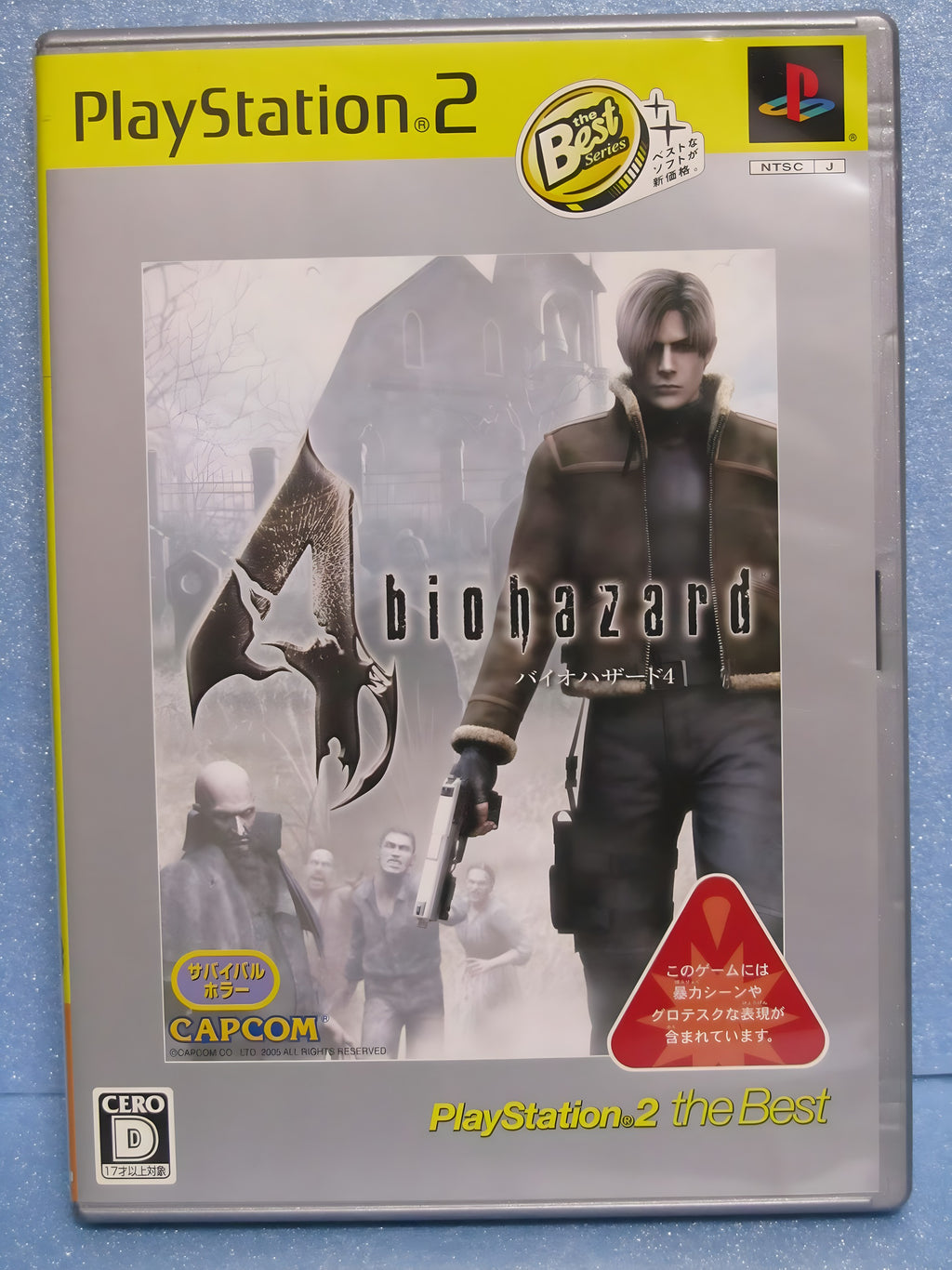Das Cover von BioHazard 4 / Resident Evil 4 für PS2 zeigt Leon S. Kennedy mit Waffe vor einem Haus und weiteren Figuren.