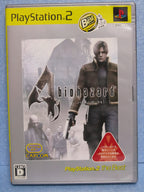 Das Cover von BioHazard 4 / Resident Evil 4 für PS2 zeigt Leon S. Kennedy mit Waffe vor einem Haus und weiteren Figuren.