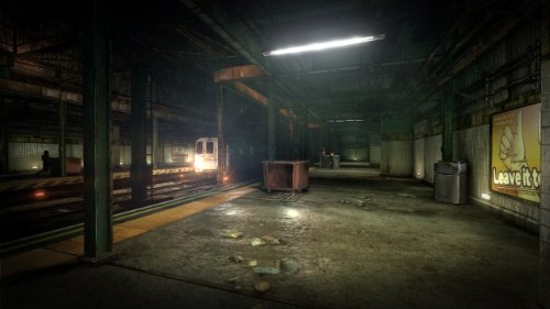 Eine verlassene U-Bahn-Station in Biohazard 6: Resident Evil 6, mit einem Zug im Hintergrund.