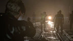 In Biohazard 6: Resident Evil 6 zielt Leon auf Zombies auf nassen Gleisen, im Nebel.
