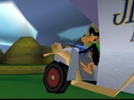 Daffy Duck fährt auf einem gelben Motorrad mit blauem Lenker durch eine lila-grüne Landschaft.
