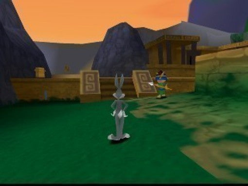 Bugs Bunny steht vor einem Gegner mit Speer und Schild vor einem Tempelgebäude.