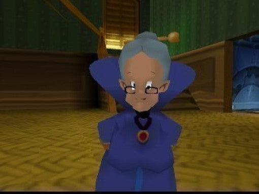 Ein Porträt der Figur Granny in einem blauen Kleid mit Brille und Dutt vor einem dunklen Hintergrund.