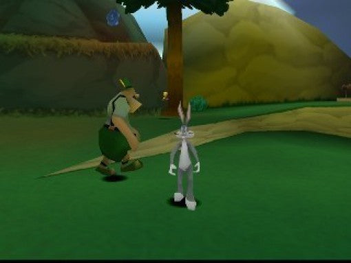 Bugs Bunny steht einem großen Mann in grüner Kleidung gegenüber, der unter einem Baum steht.
