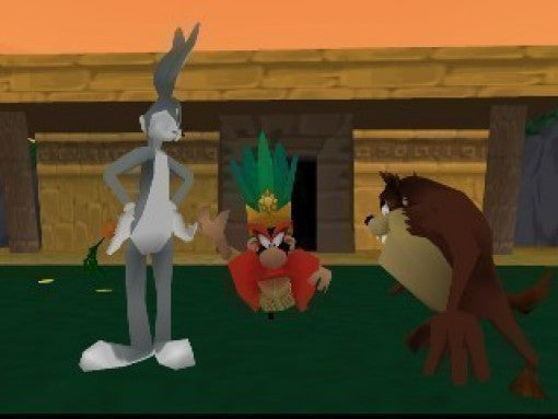 Bugs Bunny, Taz und Yosemite Sam mit Federkrone stehen vor einem Tempelgebäude.