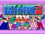 Der Titelbildschirm zeigt den Schriftzug Bust-A-Move 3 DX über einer Reihe von Spielfiguren, darunter Bub und Bob.