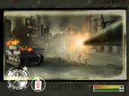 Eine Spielszene zeigt durch ein Fernrohr einen brennenden Panzer und rennende Soldaten in einer Stadt.