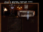Casper schwebt über einem alten Sofa mit Riss in einem dunklen Raum mit Standuhr und Lampe.