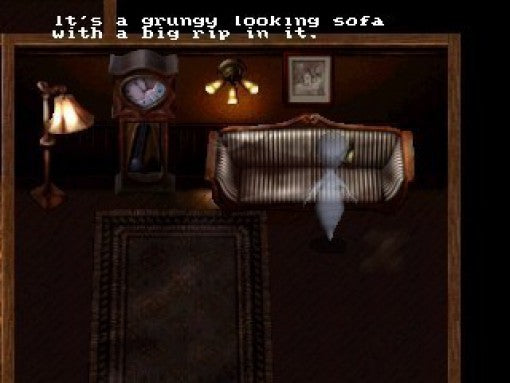 Casper schwebt über einem alten Sofa mit Riss in einem dunklen Raum mit Standuhr und Lampe.