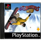 Cool Boarders 2 für PS1 zeigt einen Snowboarder in gelber Kleidung, der einen Sprung in den Bergen ausführt.