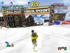 Ein Snowboarder fährt in Cool Boarders 2 durch einen Checkpoint in einer verschneiten Berglandschaft.