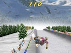 Ein Snowboarder in pinkem Shirt springt in einer Halfpipe, umgeben von verschneiten Bergen und Tannen.