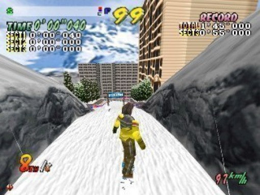 Ein Snowboarder fährt in Cool Boarders 2 durch eine verschneite Schlucht mit Gebäuden im Hintergrund.