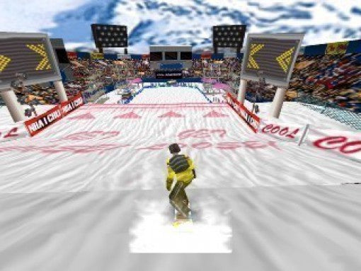 Ein Snowboarder fährt in Cool Boarders 2 eine Halfpipe in einem verschneiten Stadion hinunter.