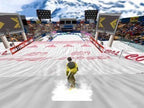 Ein Snowboarder fährt in Cool Boarders 2 eine Halfpipe in einem verschneiten Stadion hinunter.