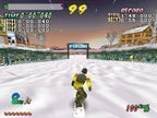 Ein Snowboarder fährt in Cool Boarders 2 auf eine Ziellinie zu, umgeben von verschneiten Häusern.