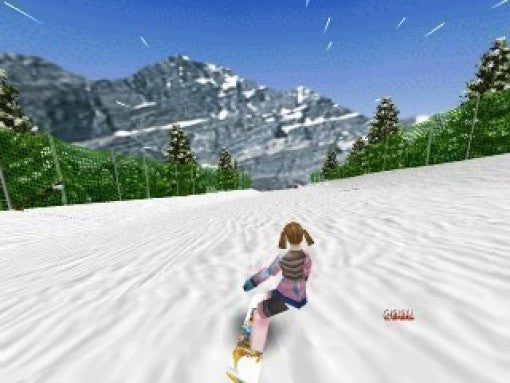 Eine Snowboarderin fährt auf einer breiten Piste bergab, im Hintergrund sind schneebedeckte Berge zu sehen.