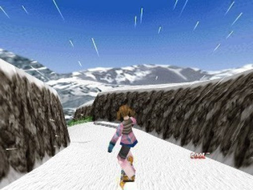 Eine Snowboarderin fährt auf einer schmalen Piste zwischen zwei Felswänden hindurch.