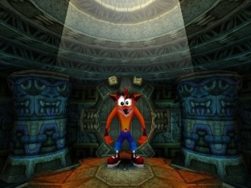 Crash Bandicoot steht in einem runden Tempelraum mit einer Lichtkuppel und zwei Statuen.