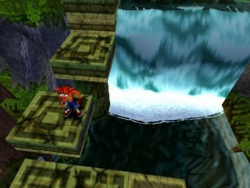 Crash Bandicoot steht auf einer Plattform neben einem Wasserfall in einem Dschungel-Level.