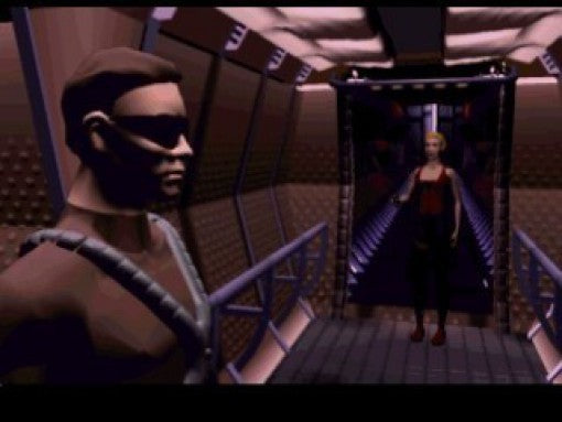 Ein Mann mit Sonnenbrille und eine Frau in einem Gang blicken sich in einer futuristischen Umgebung an.