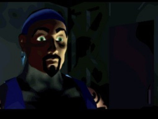 Nahaufnahme eines Mannes mit Bart und blauer Mütze, der mit großen Augen in die Ferne blickt.