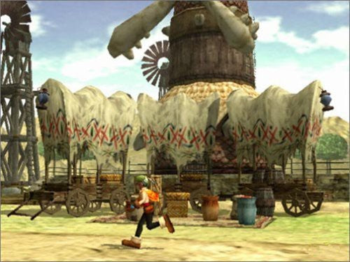 Ein Junge mit grünem Hut rennt an Marktständen und einer großen Windmühle vorbei.