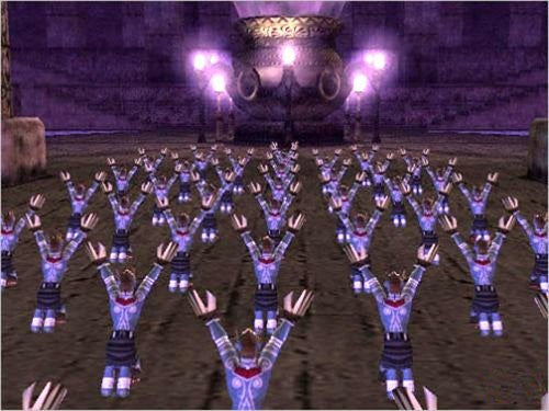 Zahlreiche Figuren in blauen Gewändern stehen mit erhobenen Armen in einem lila beleuchteten Raum.