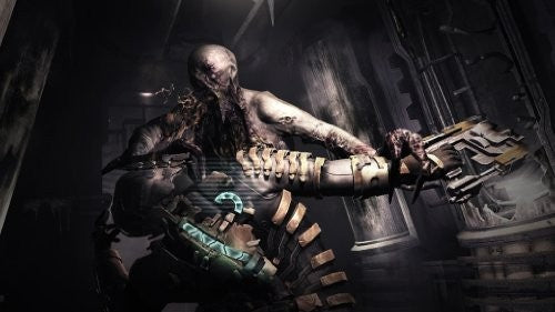 Isaac Clarke wehrt einen großen, entstellten Necromorph in einem dunklen, engen Korridor.